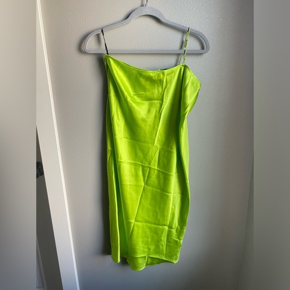 Flawed NWT SER.O.YA Silk MIDI Slip Dress, color yellow/green, Size Medium.
8050 - Picture 2 of 10